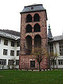 Der Hexenturm, heute von dem Innenhof der Neuen Universität umgeben, ist das einzige Überbleibsel der mittelalterlichen Stadtbefestigung in Heidelberg