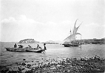 Loading a lakatoi at Port Moresby, prior to 1885.