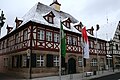 Die Frankenfahne am Fahnenmast vor dem Rathaus von Feucht, Nürnberger Land, Mittelfranken