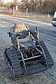 Geländegängiger Rollstuhl mit Kettenfahrwerk und Tarnanstrich für die Jagd