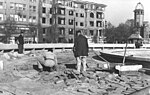 Kriegsschäden auf der Nordseite des Reichskanzlerplatzes, im Hintergrund rechts die Ruine der Villa Tanneck, 1948