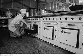 Essenszubereitung in der Großküche einer Kantine in den 1950er Jahren