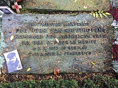 Grabplatte Manfred von Richthofens auf Familiengrab in Wiesbaden (2016)