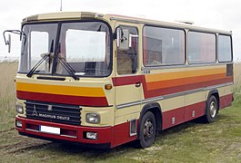 Kurzer Club-Reisebus R 81 mit alter Frontgestaltung