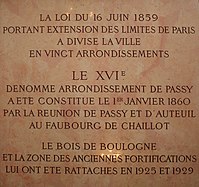 Gedenktafel zur Gründung des 16. Arrondissement als Folge der Erweiterung von Paris von 12 auf 20 Arrondissement