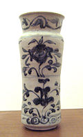 Swatow porcelain albarello, in the "Sketchy" blue and white style, before 1600