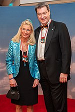 Links Markus Söder als Prinzregent Luitpold von Bayern bei der Fastnacht in Franken 2018 und rechts bei der Fastnacht in Franken 2019, neben seiner Frau