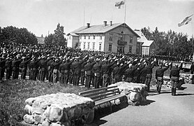 Members of IKL saluting at the statue of Jaakko Ilkka