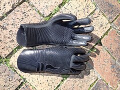 Neoprene diving gloves