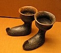 Schuhförmige Keramikgefäße aus der wohlhabenden Frauenbestattung vom alamannischen Gräberfeld in Pleidelsheim. Die 18 bis 20 Jahre junge Frau hatte zu Lebzeiten beide Füße amputiert. Das Grab wird um 530 bis 555 n. Chr. datiert.