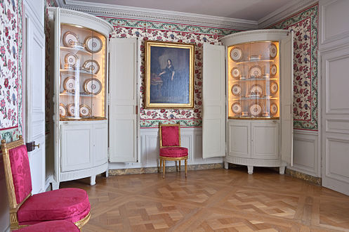 The dining room on the second floor. Tableware from the Sèvres service ordered for Marie Antoinette in 1784 displayed in the corner cabinets