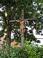 Jesuskreuz auf dem Außengelände von St. Barbara