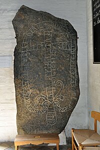 Runenstein 1 links + 2 rechts in der Rundkirche von Nylars