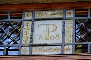 Zeichen über der Tür mit Initialen und Baujahr