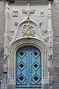 The portal of the Hôtel de Bernuy is mainly Flamboyant Gothic (1504) but also partially Renaissance (1530-1536).