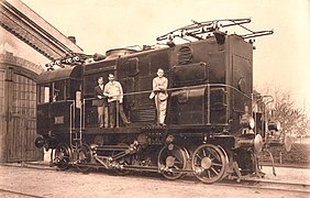 The world's first locomotive with a phase converter was Kandó's V50 locomotive (only for demonstration and testing purposes)