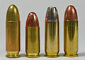 Von links nach rechts: 9 × 23 mm Bergmann-Bayard, 9 × 19 mm, 9 × 23 mm Winchester, 9 × 23 mm Steyr