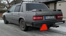 Foto eines Autos mit Warnschild