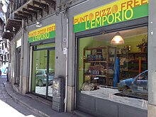 Two shop windows. The shop signs says "PUNTO PIZZO FREE. L'EMPORIO".
