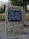 Gedenkstein für ungefähr 100 Zwangsarbeiter verschiedener Nationalitäten, auf dem Friedhof