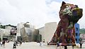 Bepflanzte Hundefigur vor Guggenheim-Museum