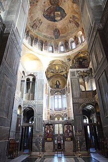 Interior of the central naos of the katholikon at the monastery of Hosias Loukas, showing the large dome and fresco of Christ Pantokrator with a ring of windows in the base of the dome and pendentives formed by the eight supporting arches, four of which contain squinches that rest on the four corners of the square walls of the space