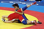 Kaori Ichō hält eine Gegnerin im Ringenkampf am Boden.