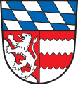 Landkreis Dingolfing-Landau Unter Schildhaupt mit den bayerischen Rauten gespalten; vorne in Rot ein silberner Löwe, der auf einem silbernen Seitenvierberg emporsteigt, hinten im Kerbschnitt dreimal geteilt von Rot und Silber.