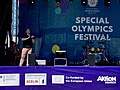 Gebärdensprach-dolmetscher auf der Festivalbühne