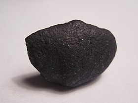 Chergach-Meteorit, gefunden im Erg Chech; verkrustetes Einzelstück mit 5,7 Gramm