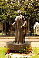 Statue of Queen Liliʻuokalani on the opposite side of the building