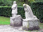 Trauernde Eltern, 1914–1932, Mahnmal für den Sohn Peter, Aufstellung auf dem Soldatenfriedhof in Vladslo, Flandern