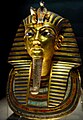 Goldmaske des Tutanchamun mit Nemes-Kopftuch, Uräus und Geier sowie Zeremonialbart