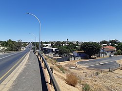 Blick von der Eisenbahnbrücke in die R311 nach Westen