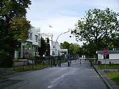 Gesperrte Straße Alsterufer vor dem ehemaligen Konsulat (Foto: 2009)