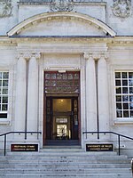 Der Eingang zur zweisprachigen University of Wales in Cardiff