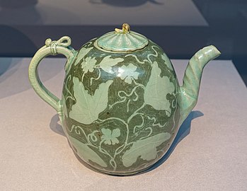 Wine ewer in the form of a melon. Stoneware with black inlay under celadon glaze. Gangjin kilns, Goryeo period, second half of 12th-early 13th century