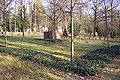 Viergeteilter Quader auf St.-Pauli-Friedhof, ein Teil mit Namen der 200 Bombenopfer (2009)