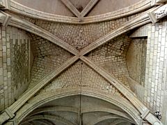 Chor"quadrat" (ab etwa 1120) zwischen Sterngewölbe der Vierung (13. Jh., „unten“) und Schirmgewölbe der Apsis („oben“, irgendwo steht 13. Jh., aber nach der Rippenform sollten dieses Kreuzrippen- und dieses Schirmgewölbe aus der gleichen Bauphase kommen.)