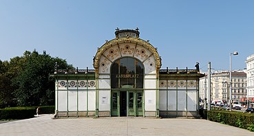 Wiener Stadtbahn-Pavillons auf dem Karlsplatz von Otto Wagner (1898): Zu beach­ten ist hier die ornamentale Behand­lung der Fassade im oberen Bereich