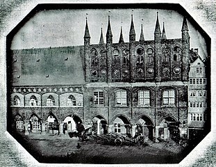 Daguerreotypie vor 1847 von J. W. Pero: Langes Haus mit Spitzbogenfenstern des Verbindungsgangs in zugemauerten breiten Fenstern des vormaligen Löwensaals
