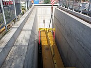 Einheben eines Wagens der Berliner U55 in den Streckentunnel durch die speziell hierfür vorgesehene sogenannte Materialeinlassöffnung, 2014