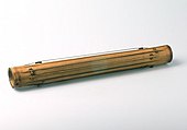 North Sumatra, Indonesia, Toba Batak people, c. 1852. Tanggetong. Also called gondang buluh.[78] Gondang, Indonesian for Ficus variegata. "Buluh," Indonesian for bamboo. Tube zither with idiochord strings (strings made from the tube itself). Polychord.