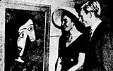 Charles Benyon Lloyd Jones (Sohn des Initiators) mit Edwina Hordern vor Pablo Picassos Le  Corsage Orange.