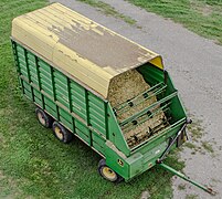 Front unload forage wagon