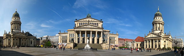 Gendarmenmarkt in Berlin: links der Deutsche Dom, mittig das Konzerthaus Berlin und rechts der Französische Dom