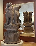 Lion capital of Ashoka at Sanchi with similar four addorsed lions, but with a flatter abacus showing alternating geese and flame palmettes, ca 250 BCE[90]