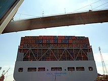 Großcontainerschiff OOCL Singapore bei der Durchfahrt unter der Köhlbrandbrücke; Heckansicht