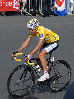 Einfahrt nach Paris im Gelben Trikot vor dem Gesamtsieg der Tour de France 2008