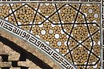 Linkes Bild: Muster aus Girih-Kacheln, basierend auf zehnstrahligen Sternen, Darb-e-Imam-Schrein, Isfahan Rechtes Bild: Konstruktion des Musters im Darb-e-Imam-Schrein. Gelbe Linie: Umriss des Gewölbezwickels. Zehnecke blau, „Querbinder“ rot. Das Bandwerk überschneidet die darunter liegende Parkettierung.